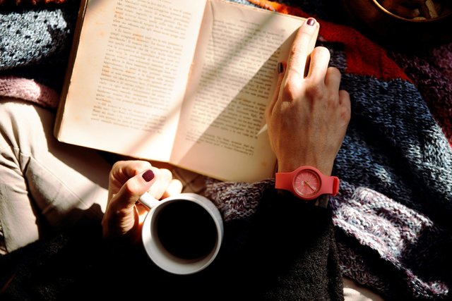 Najpopularniejsze polskie autorki literatury kobiecej i powieści obyczajowe ich autorstwa. Poznaj ciekawe książki dla kobiet